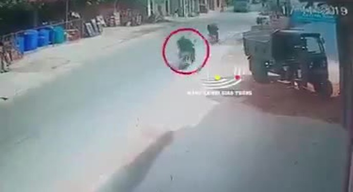 Người đàn ông chạy xe máy tự ngã ra giữa đường, rồi văng trúng đầu xe ben