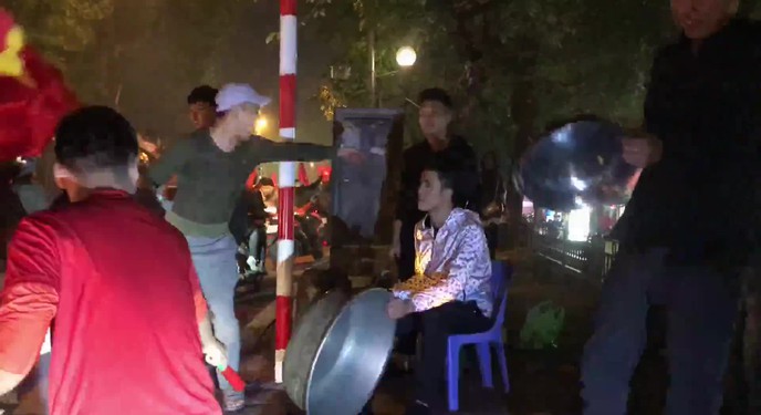 "Dàn nhạc sống" trên đường phố Hà Nội