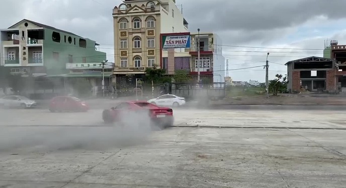 Ferrari 488 Spider độc nhất Việt Nam có màn drift ấn tượng nhưng người cầm lái mới là điều gây tò mò