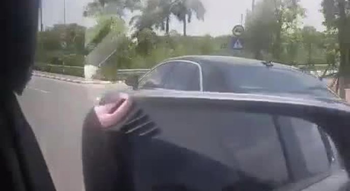 Chiếc Rolls-Royce Ghost vẫn bon bon trên đường với tình trạng khiến người ngạc nhiên