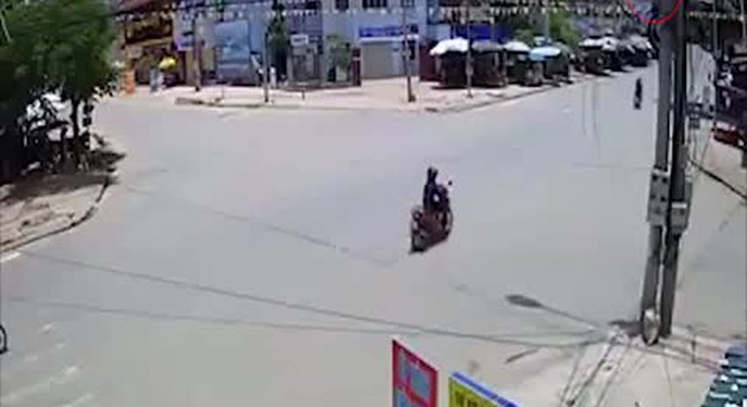 Xe máy vượt đèn đỏ bị ô tô đâm giữa ngã tư
