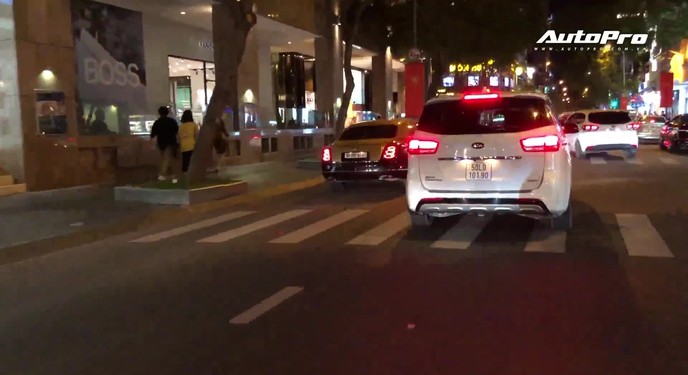 Bắt gặp Bentley Mulsanne dán decal 2 màu: Đã siêu sang còn khác biệt