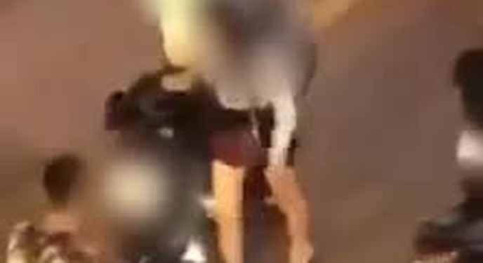 Clip: Đôi nam nữ gây bức xúc khi dừng xe máy giữa đường phố để... cãi nhau