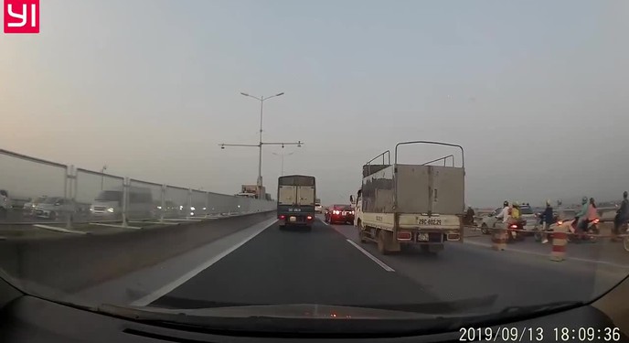 Thời điểm xảy ra vụ container mất lái tông hàng loạt xe máy trên cầu Thanh Trì