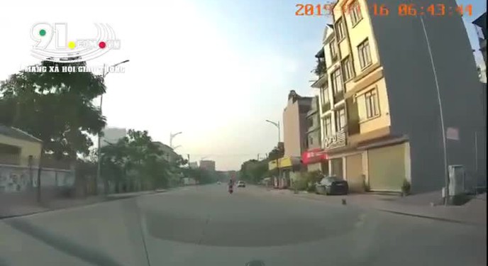 Chạy xe máy qua ngã tư với tốc độ cao, thanh niên đâm ngang xe của chiến sĩ cảnh sát