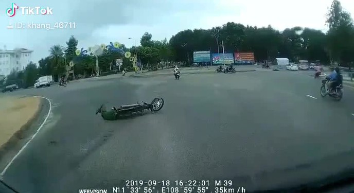 Người đàn ông đi xe máy đột nhiên ngã giữa đường, vật gây họa khiến tất cả giật mình vì quá quen