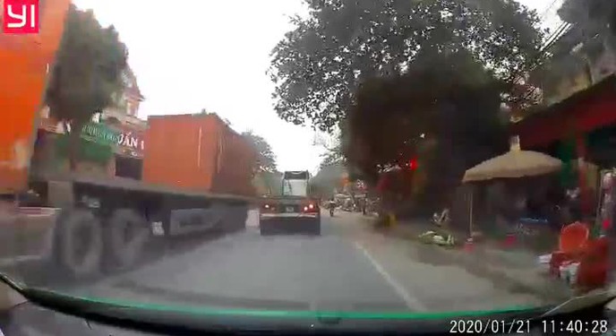 Nữ sinh thoát nạn may mắn dưới bánh xe container và chiếc xe chạy ngược chiều đầy tai hại