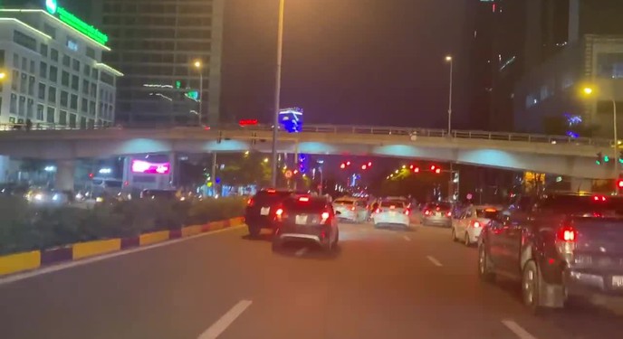 Màn rượt đuổi và so găng gay cấn giữa Lexus RX 350 và Vinfast Fadil trên phố Trần Duy Hưng