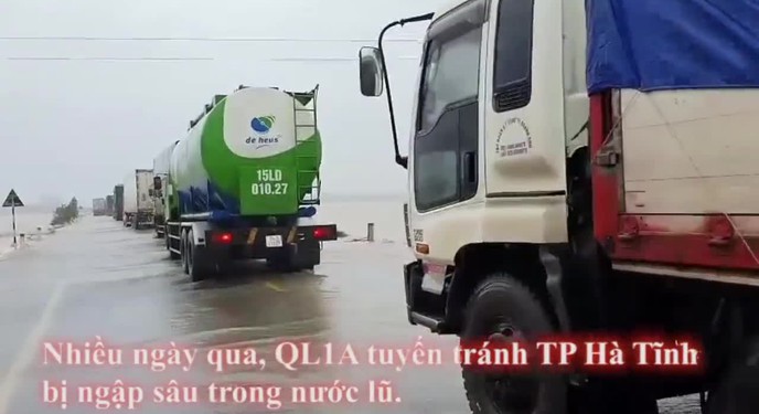 Video đoàn dài xe nối đuôi nhau bò qua nước lũ chảy xiết trên quốc lộ 1A tuyến tránh thành phố Hà Tĩnh