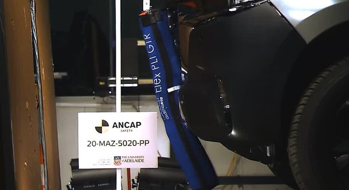 Mazda BT-50 2020 thử nghiệm va chạm bởi ANCAP (2)