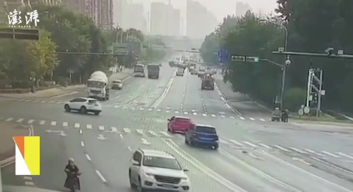 Đang rẽ trái thì đứng khựng lại, ô tô con gặp tai nạn kinh hoàng vì khiến tài xế khác "trở tay không kịp".