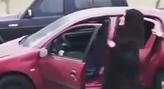 Vô tư mở cửa ra khỏi xe khi xe vẫn đang di chuyển để quay clip, hai cô gái trẻ nhận về cái kết đắng