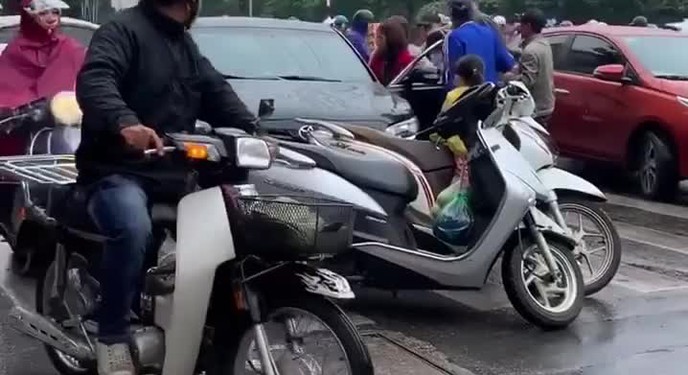 3 người lao tới đánh, đạp tài xế ô tô giữa phố Hà Nội sau va chạm giao thông
