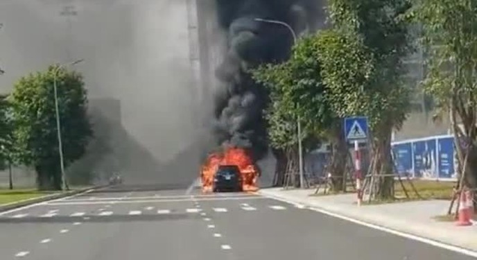 Mercedes GLS bất ngờ bốc cháy tại Vinhomes, cư dân mạng tiếc nuối 'Thế là đi toi năm củ tỏi'