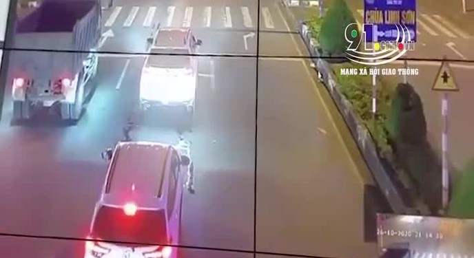 Lao tốc độ kinh hoàng, ô tô 7 chỗ khiến 3 xe khốn đốn, tài xế vội xuống đỡ nạn nhân