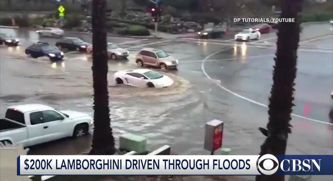 Một chủ xe Lamborghini khác từng dùng "siêu bò" lội nước trong bão