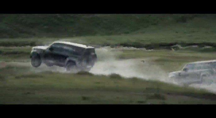 Land Rover Defender 2020 thể hiện tài bay lượn như chim trong trailer mới của phim 007