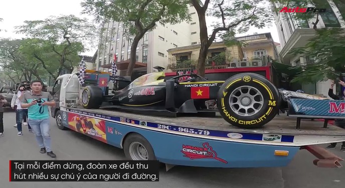 Toàn cảnh xe mô hình F1 diễu hành tại Hà Nội