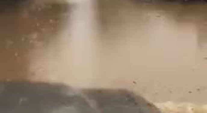 Thót tim xem cảnh SUV cổ Isuzu lội nước ngang đến kính lái (1)