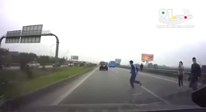 Băng qua đường cao tốc, người đàn ông bị đâm bất tỉnh tại chỗ