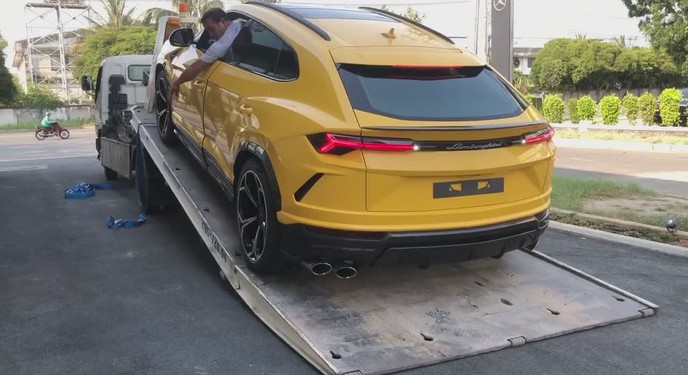 Lamborghini Urus màu vàng thứ tư được vận chuyển về showroom chính hãng, sẵn sàng ra mắt khách hàng Việt