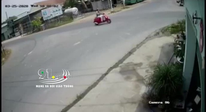 Khoảnh khắc xe tải lao "tốc độ bàn thờ" qua giao lộ khiến cô gái bị đâm kinh hoàng