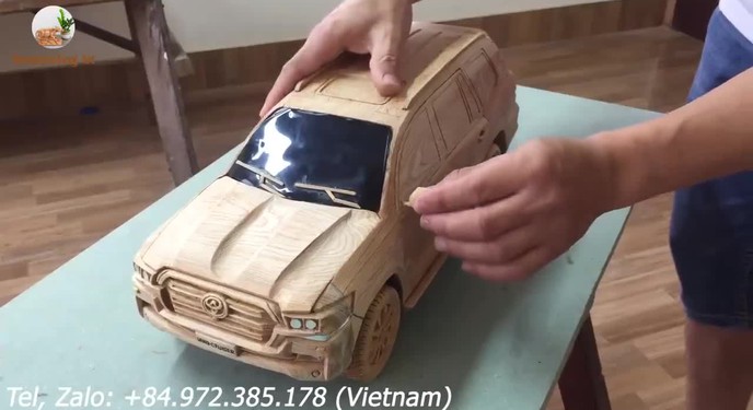 Xem thợ mộc Việt Nam biến tấm gỗ vô tri thành Toyota Land Cruiser vô cùng thuyết phục
