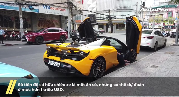 McLaren 720S Spider thứ hai về Việt Nam sở hữu màu sơn vàng lăn bánh trên phố sau khi được thông quan