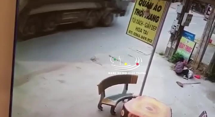 Sang đường "núp" sau xe ben, người đàn ông bị xe chở ga tông mạnh