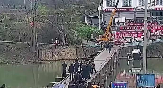 Mới lấy bằng 10 phút, người đàn ông Trung Quốc lao thẳng ô tô xuống sông