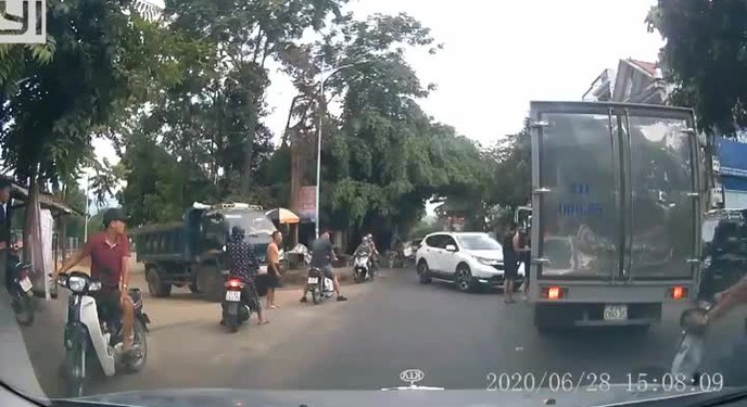 Người đàn ông áo đen kéo tài xế xe tải xuống đường để đánh