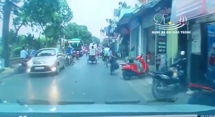 Người đàn ông dắt xe máy ra giữa đường, ngăn cản các phương tiện lưu thông