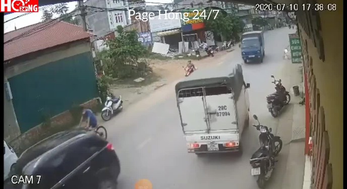 2 xe tải đối đầu trực diện, ủn người phụ nữ đi xe máy một đoạn dài