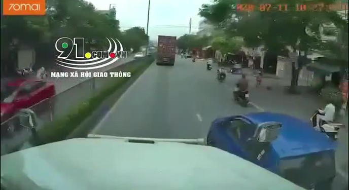 "Bon chen" đi sát đầu xe container, nữ tài xế bị húc văng sang đường bên kia