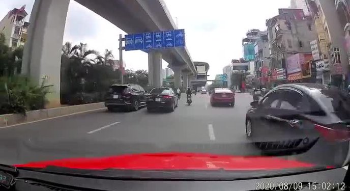 Pha va chạm giữa ô tô và xe máy trên đường Nguyễn Trãi (Hà Nội)