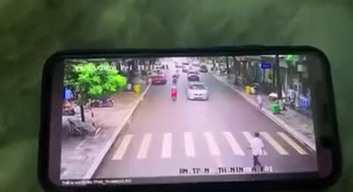 Người đàn ông lao ra đường chặn đầu ô tô, suýt gây tai nạn