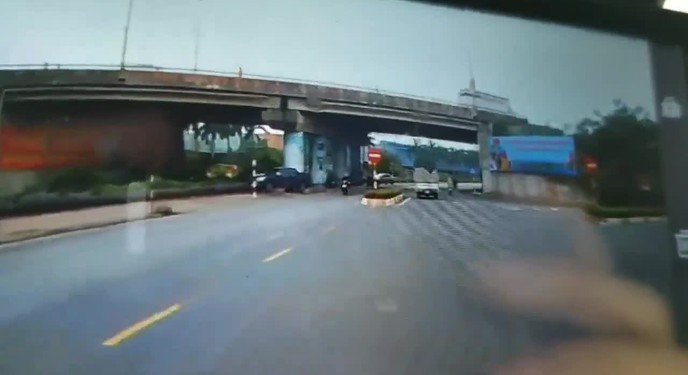 Xe máy va chạm với xe tải gần cầu Như Quỳnh (Hưng Yên)