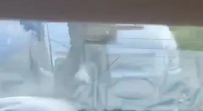Chiến sĩ CSCĐ bám vào cần gạt nước xe vi phạm trên cao tốc Hà Nội - Bắc Giang. (Nguồn clip: Hải Đăng)