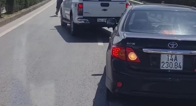 Clip 6 phút ghi lại màn "đụng độ" giữa 2 ô tô khiến bao phương tiện liên lụy trên cầu Bãi Cháy