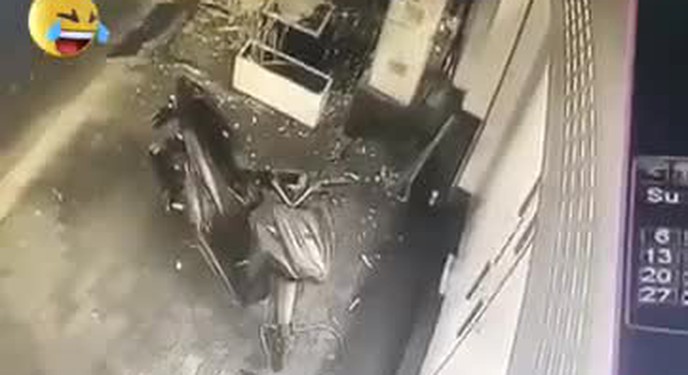 Cật lực cắt khóa xe máy, hai tên trộm bất ngờ bị chủ nhà phát hiện đúng lúc quan trọng