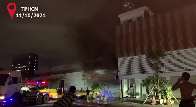 Cháy garage ô tô tại TP.HCM, 3 xe sang bị thiêu rụi. Video: Lê Tiên