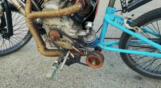Chế xe đạp máy sử dụng dây Curoa và động cơ 570cc. Video: Youtube/NASAT Channel