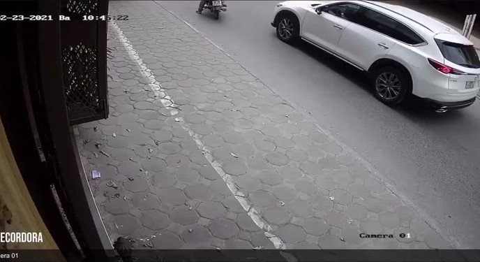 Va chạm giao thông, 2 người đàn ông xảy ra xô xát