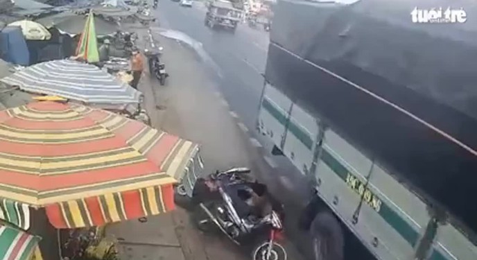 Camera giao thông: Thót tim cảnh xe tải hất văng 3 người đi xe máy