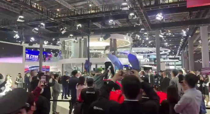 Khách hàng Tesla làm náo loạn gian trưng bày tại triển lãm Thượng Hải