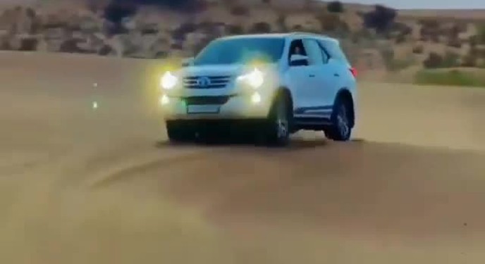 Toyota Fortuner dễ dàng chinh phục sa mạc đầy cát gió