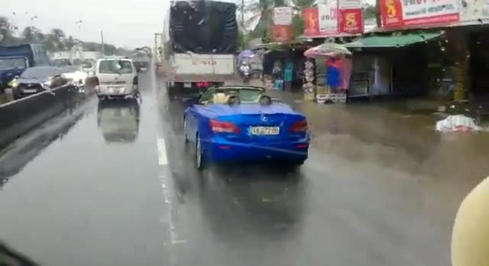Lexus IS 250 mở mui trần đi trời mưa