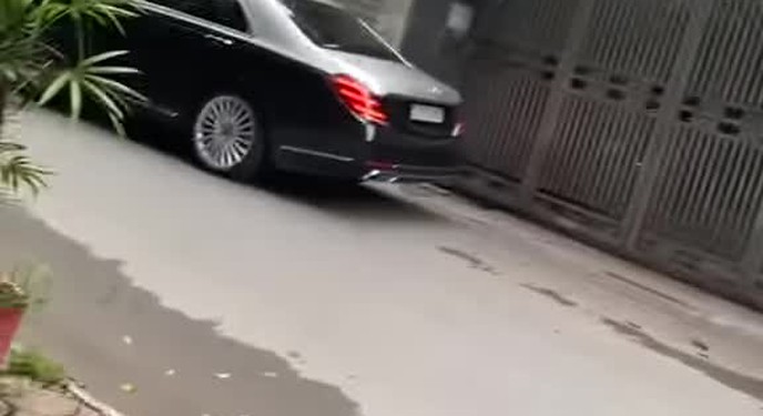 Người vợ cầm gạch thẳng tay đập chiếc Mercedes S-Class.