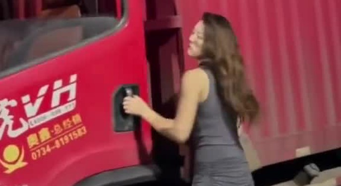 Thần thái cực phẩm của nữ tài xế chạy xe container khiến nhiều người trầm trồ.