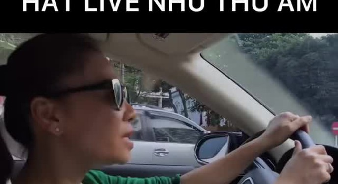 Ca sĩ Thu Minh vừa lái Audi A8L dạo phố vừa hát live 'như nuốt đĩa'